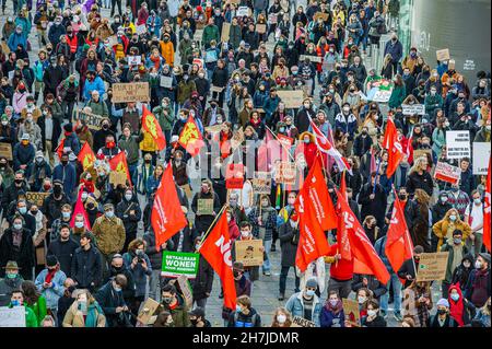 Utrecht, Niederlande. 21st. November 2021. Eine große Schar von Demonstranten sah während des Protestes in Utrecht Fahnen, Plakate und Transparente in der Hand.Eine Koalition aus Mieterorganisationen, Anwohnergruppen, lokalen politischen Parteien und Aktivisten organisierte eine Demonstration, die sie „den Wohnungsprotest Utrecht“ nannten. Um 1500 marschierten Demonstranten durch Utrecht und protestierten gegen die Wohnungspolitik in den Niederlanden. (Foto von Charles M. Vella/SOPA Images/Sipa USA) Quelle: SIPA USA/Alamy Live News Stockfoto