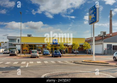 Fossano, Cuneo, Italien - 9. September 2021: Eurospin Discounter Supermarkt. Es ist ein italienisches Unternehmen in der großen Verteilung des Rabatts Stockfoto