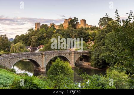 Dinham Bridge über den Fluss Teme und Ludlow Castle, Shropshire, England, Großbritannien Stockfoto