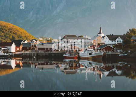 Norwegen Landschaft reine Dorf und Fjordreflexion im Wasser Morgenansicht Reise Landschaft erkunden Lofoten Inseln Stockfoto