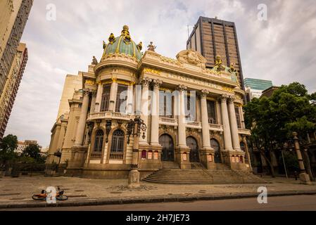 Rio de Janeiro, Brasilien - 26. Oktober 2021: Städtisches Theatergebäude in der Innenstadt. Erbaut am Anfang des 20th. Jahrhunderts. Stockfoto