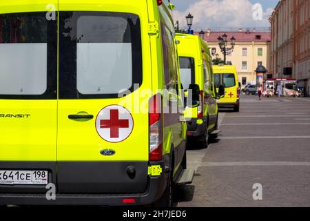 Spezialisierte Krankenwagen werden auf der Straße in der Nähe des medizinischen Zentrums geparkt Stockfoto