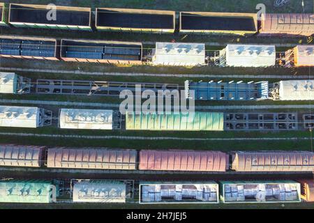 Güterzugwagen auf dem Gleis Stockfoto