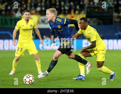 Donny van de Beek von Manchester United (links) und Pervis Estupinan von Villarreal kämpfen während des UEFA Champions League-Spiels der Gruppe F im Estadio de la Ceramica in Villarreal, Spanien, um den Ball. Bilddatum: Dienstag, 23. November 2021. Stockfoto