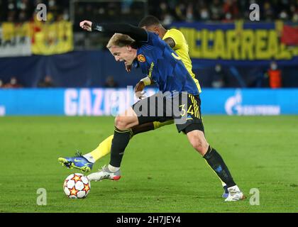 Donny van de Beek von Manchester United (vorne) und Pervis Estupinan von Villarreal kämpfen während des UEFA Champions League-Spiels der Gruppe F im Estadio de la Ceramica in Villarreal, Spanien, um den Ball. Bilddatum: Dienstag, 23. November 2021. Stockfoto