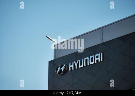 Hyundai-Logo an der Gebäudefassade Stockfoto