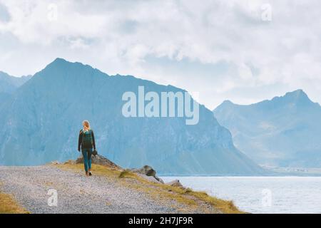 Frau Wandern in Norwegen Reisen allein mit Rucksack Urlaub Outdoor aktiv gesund leben Lofoten Inseln zu erkunden Stockfoto