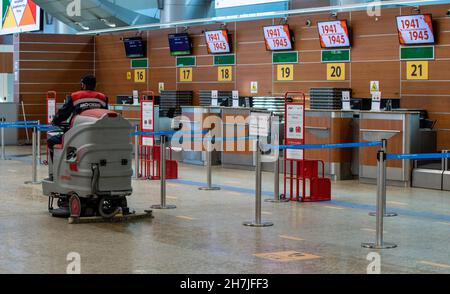 11. Mai 2021, Moskau, Russland. Ein Mitarbeiter mit Keilabsatz auf einer Scheuersaugmaschine im Passagierterminal des Flughafens Sheremetyevo. Stockfoto