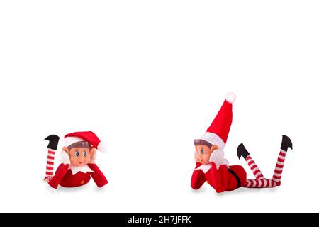 Weihnachts-Elf-Spielzeug auf einem isolierten weißen Hintergrund mit Kopierraum. Weihnachtsstimmung, Weihnachtstradition. Stockfoto