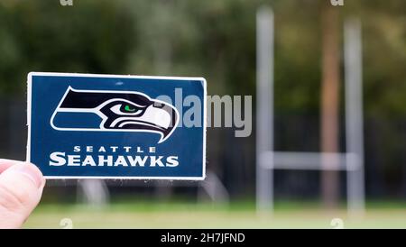 16. September 2021, Seattle, Washington. Das Emblem eines professionellen amerikanischen Fußballteams Seattle Seahawks mit Sitz in Seattle im Sportstadion. Stockfoto