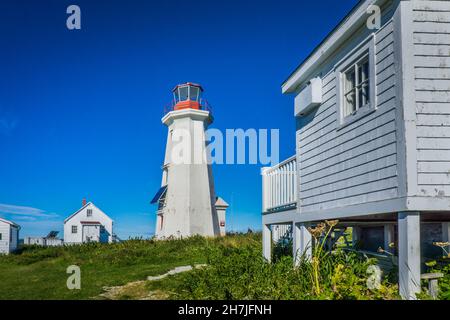 Leuchtturm und Leuchtturmwärterhaus auf der Ile aux Perroquets, einer der Inseln des Mingan-Archipels in der Region Cote Nord von Quebec (Kanada) Stockfoto