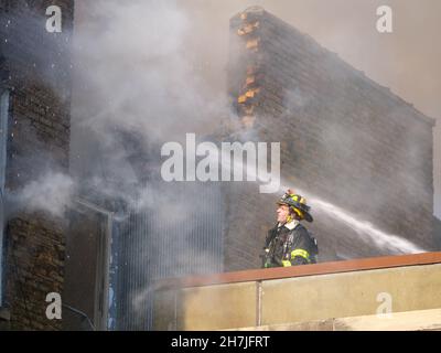 Oak Park, Illinois, USA. 23rd. November 2021. Feuerwehrleute kämpfen in der Lake Street im Geschäftsviertel der Innenstadt dieses Vororts im nahen Westen von Chciago gegen einen zusätzlichen Alarmbrand. Es wird angenommen, dass das Feuer in der Küche von Delia's Kitchen, einem beliebten Essbereich, ausging, aber das ist nicht sicher. Stockfoto