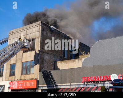 Oak Park, Illinois, USA. 23rd. November 2021. Feuerwehrleute kämpfen in der Lake Street im Geschäftsviertel der Innenstadt dieses Vororts im nahen Westen von Chciago gegen einen zusätzlichen Alarmbrand. Es wird angenommen, dass das Feuer in der Küche von Delia's Kitchen, einem beliebten Essbereich, ausging, aber das ist nicht sicher. Stockfoto