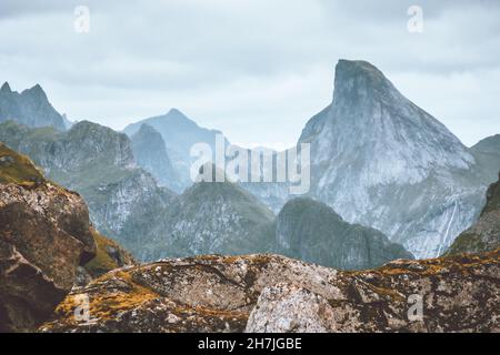 Norwegen Berggipfel Landschaft Reise Natur Landschaft Lofoten Inseln schöne Reiseziele Stockfoto