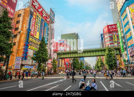 Fußgänger an einem autofreien Sonntag auf der Einkaufsstraße Chuo-Dori im Stadtteil Akihabara Electric Town, Tokio, Japan Stockfoto