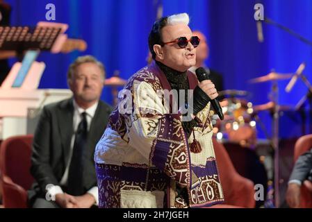 Rom, Italien. 23rd. November 2021. Cristiano Malgioglio nimmt an der fünften Folge der Maurizio Costanzo Show im Studi De Paolis Teil. (Foto: Mario Cartelli/SOPA Images/Sipa USA) Quelle: SIPA USA/Alamy Live News Stockfoto