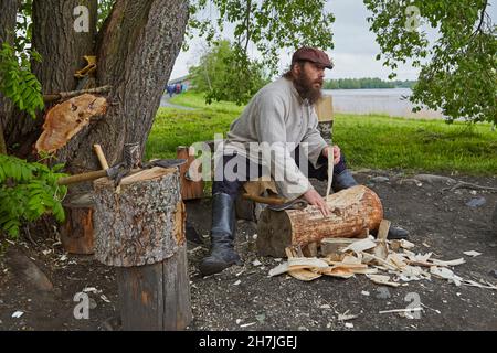Klappbretthersteller auf der Museumsinsel Kishi, Kizhi Island, Kizhi Island, Onega Lake, Republik Karelien, Russland, Europa Stockfoto