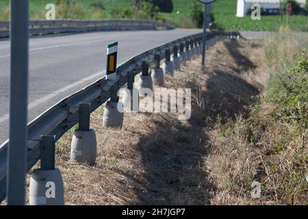 Guardrails Pole mit Crash-Absorber-Zylinder abgedeckt. Sicherheitskonzept für Motorradfahrer Stockfoto