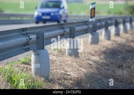 Guardrails Pole mit Crash-Absorber-Zylinder abgedeckt. Sicherheitskonzept für Motorradfahrer Stockfoto