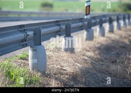 Guardrails Pole mit Crash-Absorber-Zylinder abgedeckt. Sicherheitskonzept für Motorradfahrer Stockfoto