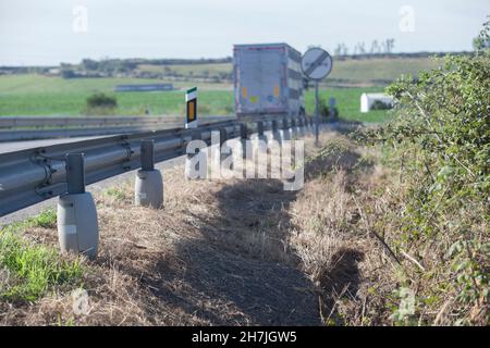 Guardrails Pole mit Crash-Absorber-Zylinder abgedeckt. Sicherheitskonzept für Motorradfahrer Stockfoto