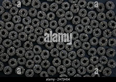 Maisringe Frühstück Getreide Hintergrund. Cornflakes mit Kakao-Blick von oben. Schokoladenringe, Frühstücksflocken aus Cornflakes mit Schokolade. Stockfoto