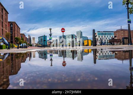 Berühmte Albert Dock in liverpool mit Stadtgebäuden Stockfoto