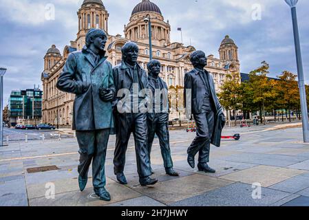 Bronzestatue der Beatles am Pier Head in Liverpool Stockfoto