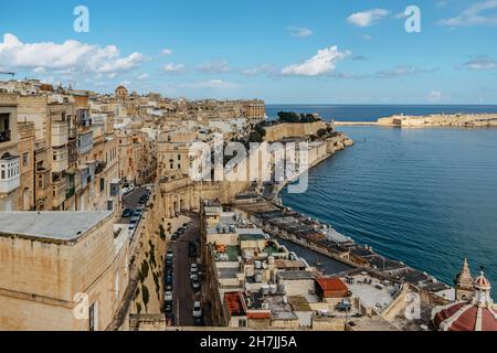 Panoramablick auf Valletta, Malta. City Skyline von Upper Barrakka Gardens. Schöne Stadtlandschaft, sonnigen Sommertag. Waterfront Steinhäuser mit Balkonen Stockfoto
