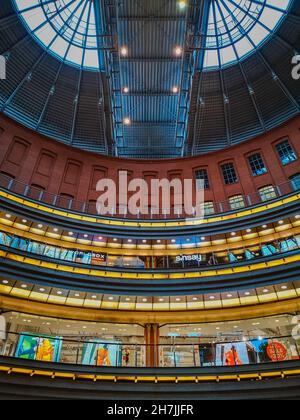 Poznan, Polen - 2 2020. Oktober: Decke zur großen Halle des Einkaufszentrums der Alten Brauerei Stockfoto