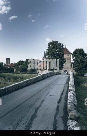 Brücke über die Rodach mit Blick auf das Stadttor Rothenberger und die mittelalterliche Stadt Seßlach im oberfränkischen Coburg Stockfoto