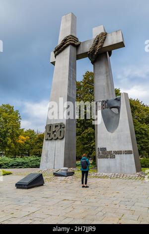 Posen, Polen - Oktober 2 2020: Zwei Kreuze als Denkmal für die Opfer des Juni 1956 Stockfoto