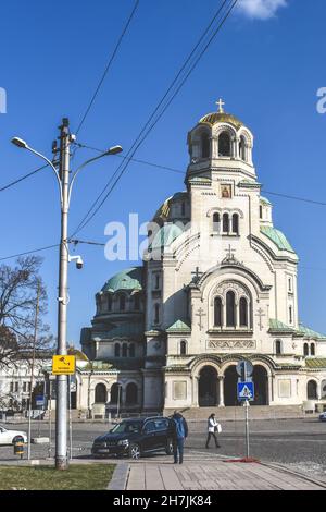 Sofia, Bulgarien - 1. März 2021: Alexander-Newski-Kathedrale und nahe gelegener Platz mit Menschen und Autos. Bulgarisch-orthodoxe Kathedrale in der Hauptstadt von Stockfoto