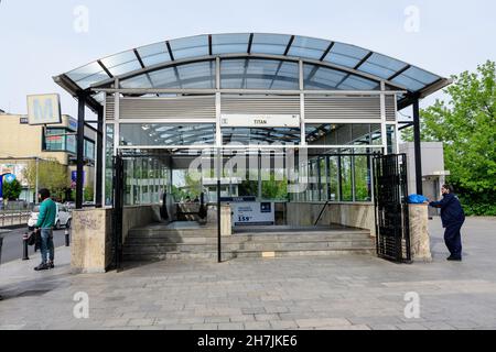 Bukarest, Rumänien - 1. Mai 2021: Haupteingang zur Titan Metro Station Stockfoto