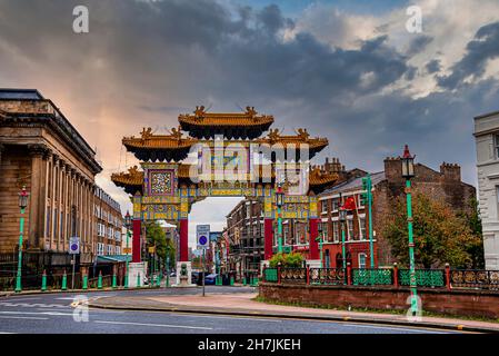 Das berühmte, dekorierte Eingangstor in Chinatown befindet sich in der Nelson Street. Stockfoto