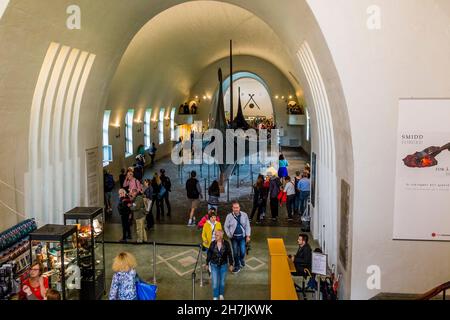 OSLO, NORWEGEN - 1. JULI 2016: Dies ist die Halle des Wikingerschiffsmuseums mit einer echten Beerdigung Drakkar Vikings. Stockfoto