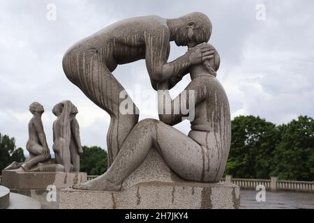 OSLO, NORWEGEN - 1. JULI 2016: Dies ist eine von 600 Statuen des weltberühmten Vigeland Skulpturenparks. Stockfoto