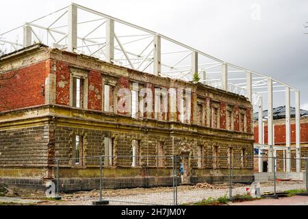 Integration der Fassade des alten Backsteingebäudes in ein neues, modernes Industriegehäuse aus Metall Stockfoto