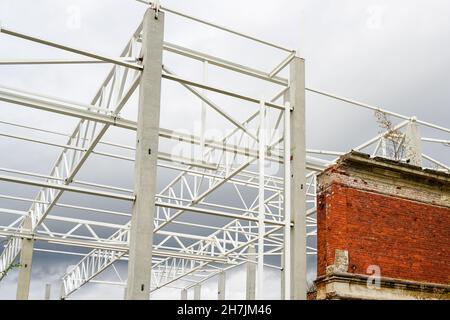 Integration der Fassade des alten Backsteingebäudes in ein neues, modernes Industriegehäuse aus Metall Stockfoto