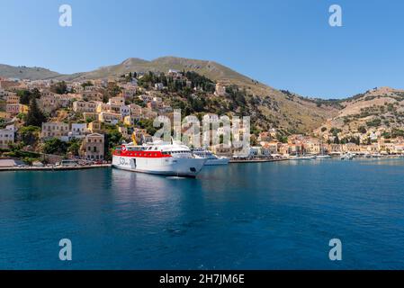 SYMI, GRIECHENLAND - 15. Mai 2018: Wunderschöne Bucht und die Insel Symi. Griechenland Stockfoto