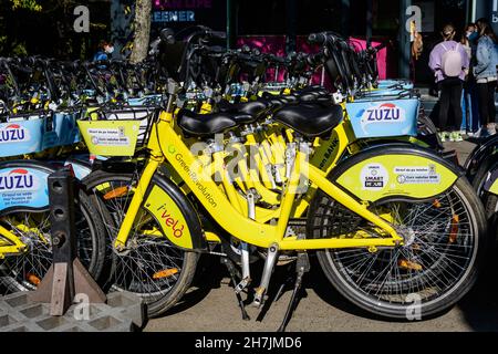 Bukarest, Rumänien, 1. November 2020: Viele Fahrräder parkten auf einer Seitenarbeit vor dem Park in Bukarest, Rumänien, alternative Transportlösung Stockfoto