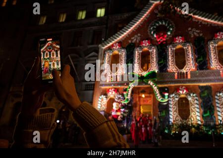 Die Weihnachtsbeleuchtung wird auf einem Lebkuchenhaus-Display geschaltet, das Swarovski-Kristalle verwendet, um das Aussehen von Schneestauben im privaten Mitgliedsclub Annabel's in Berkeley Square, Mayfair, im Zentrum von London, zu erzeugen. Bilddatum: Dienstag, 23. November 2021. Stockfoto