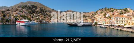 SYMI, GRIECHENLAND - 15. Mai 2018: Panorama der Insel Symi. Griechenland Stockfoto