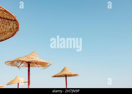 Strohschirm oder Strohhütte mit wunderschönem Blick auf den tropischen Strand Stockfoto