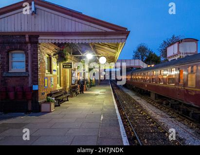 Letzter Zug, der in der Dämmerung von der Station Toddington abfährt, GWR Steam Railway Stockfoto