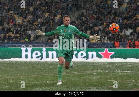 KIEW, UKRAINE - 23. NOVEMBER 2021 - Torwart Manuel Neuer vom FC Bayern München ist während des 2021/2022 UEFA Champions League Matchday 5 der Gruppe E gegen den FC Dynamo Kiew im NSC Olimpiyskiy, Kiew, Hauptstadt der Ukraine, abgebildet. Kredit: Ukrinform/Alamy Live Nachrichten Stockfoto