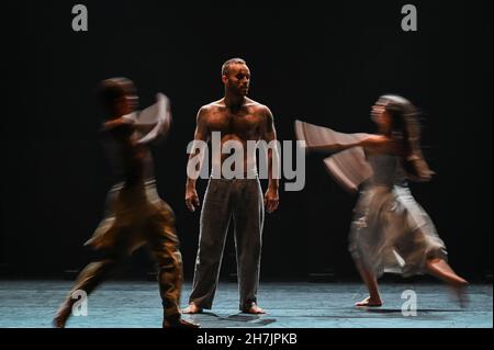 London, Großbritannien, Dienstag, 23rd. November 2021 Luke Jessop tritt auf der Bühne während einer Generalprobe von Akram Khan Company's Outwiting The Devil at Sadler's Wells auf. Kredit: DavidJensen / Empics Unterhaltung / Alamy Live Nachrichten Stockfoto