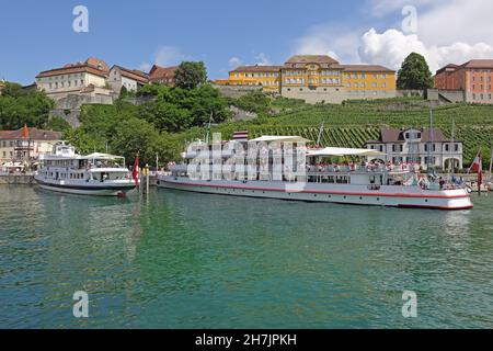 Blick über den Hafen auf das Staatsweingut und das Gymnasium Meersburg, Baden-Württemberg, Deutschland Stockfoto