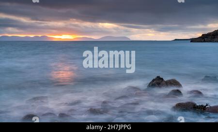 Sonnenuntergang über der Isle of Skye von Gairloch Wester Ross, Schottland. Stockfoto