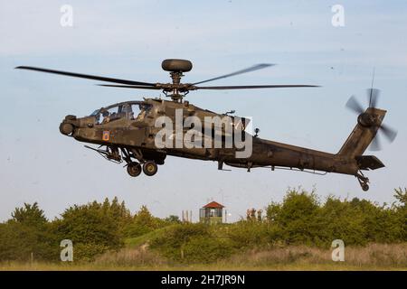 Kaposujlak, Ungarn - 5. Juni 2021: US Army Boeing AH-64 Apache Militärhubschrauber auf dem Luftstützpunkt. Luftfahrt und Rotorcraft. Transport und Luftbrücke. Fliegen Sie ein Stockfoto